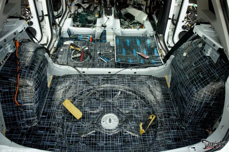 VW Tiguan. Комплексная шмоизоляция салона, постройка акустической системы и изготовление кованых дисков!